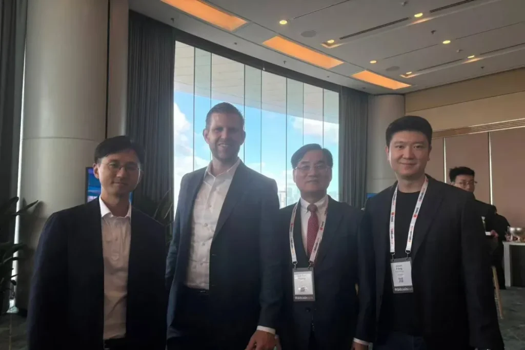 由左至右:Paul Lee(BITPLANET共同執行長)、川普次子 Eric Trump、蔡總(智通科創總經理)、Jason Fang(AsiaStrategy 董事長兼共同執行長)